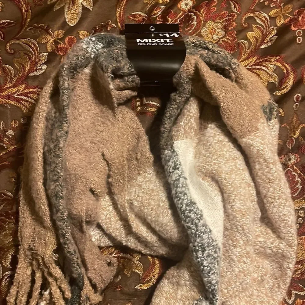 Women’s Tan, Cream Brown Oblong Scarf with Fringes or Tassels NWT